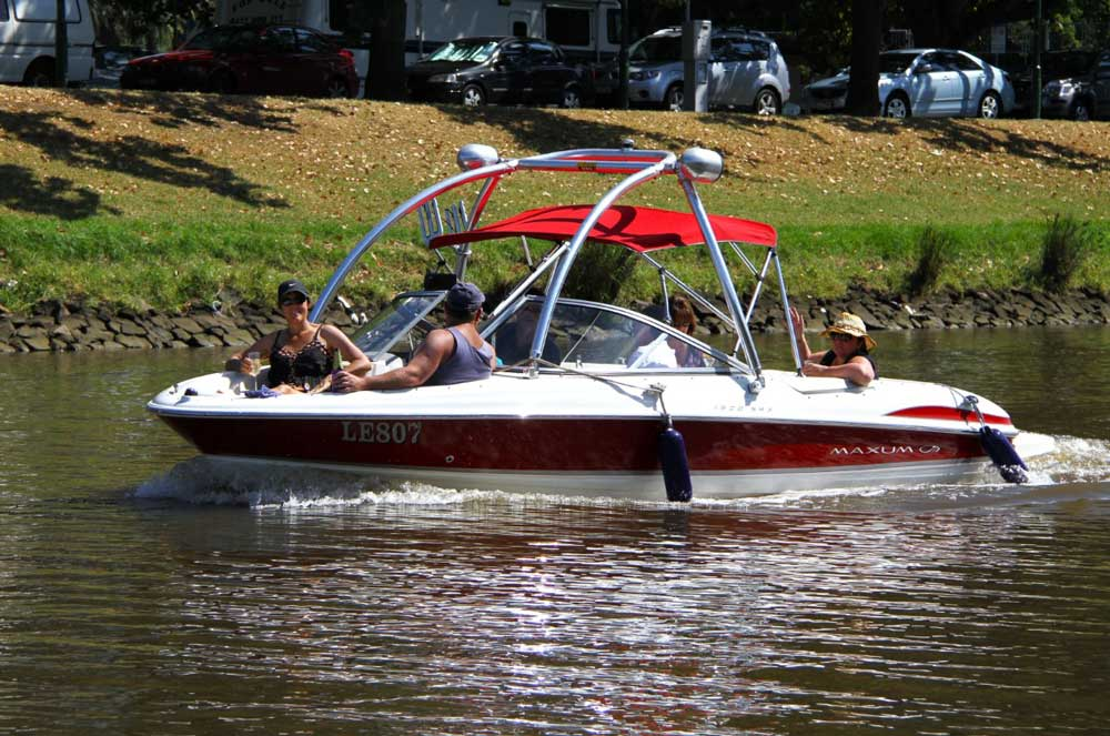 Maxum bow rider on Yarra River