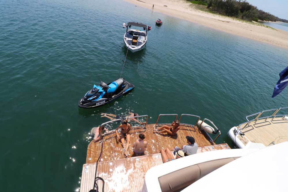 Swim platform on Horizon Cruiser