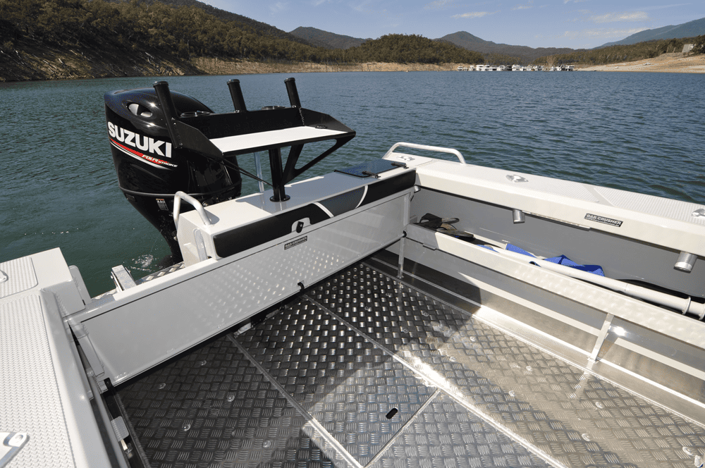 Serious anglers just love the convertible transom with foldaway rear lounge