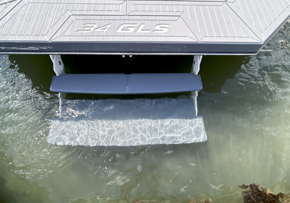 Cruisers 34GLS swim platform