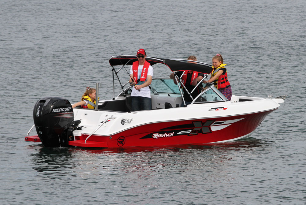 The versatile cockpit, functional helm, flexible open interiors, and bowrider combine with the outboard-powered hull for reliable boating