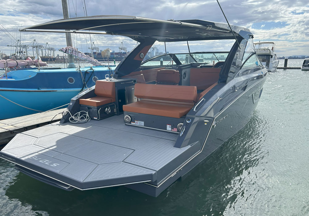 Cruisers 34GLS - You can comfortably watch swimmers from the large starboard side seating